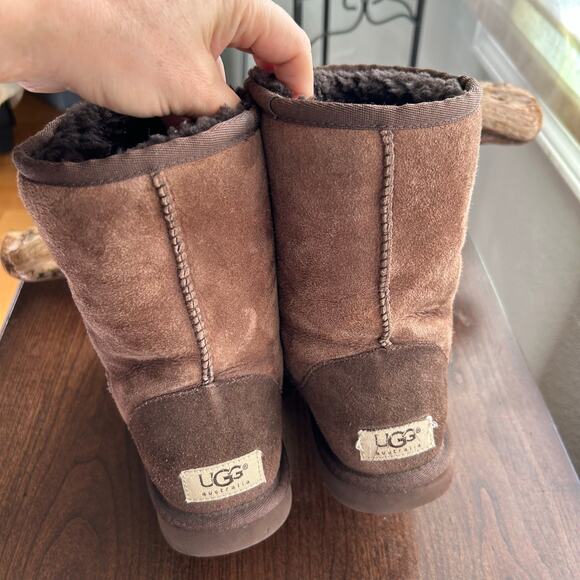 UGG Women's Classic Brown Winter Boots Size 6 - Picture 5 of 11